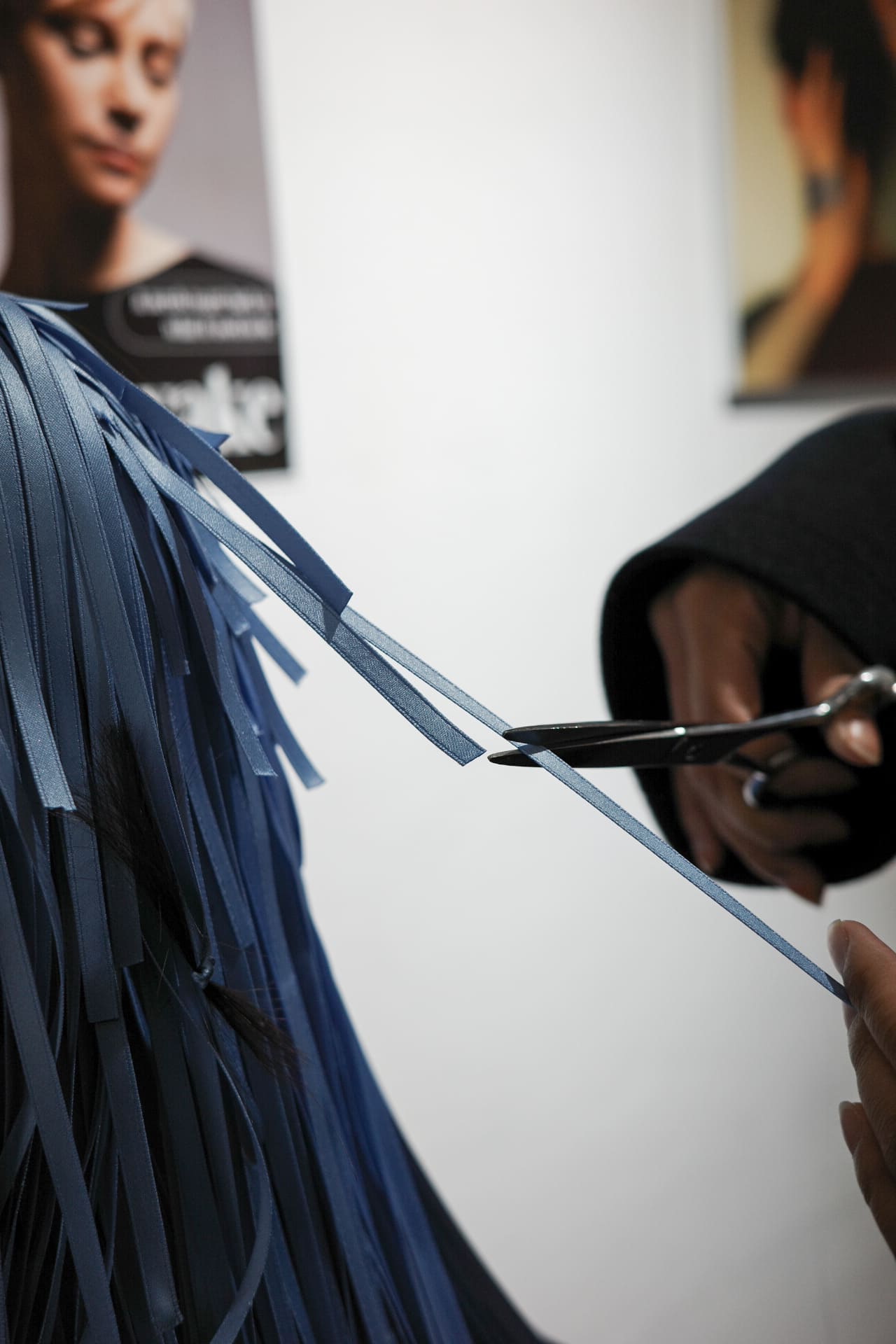 전시 작품 ⟨자, 다들 가위를 듭시다⟩ (사진 제공: GPS) 2